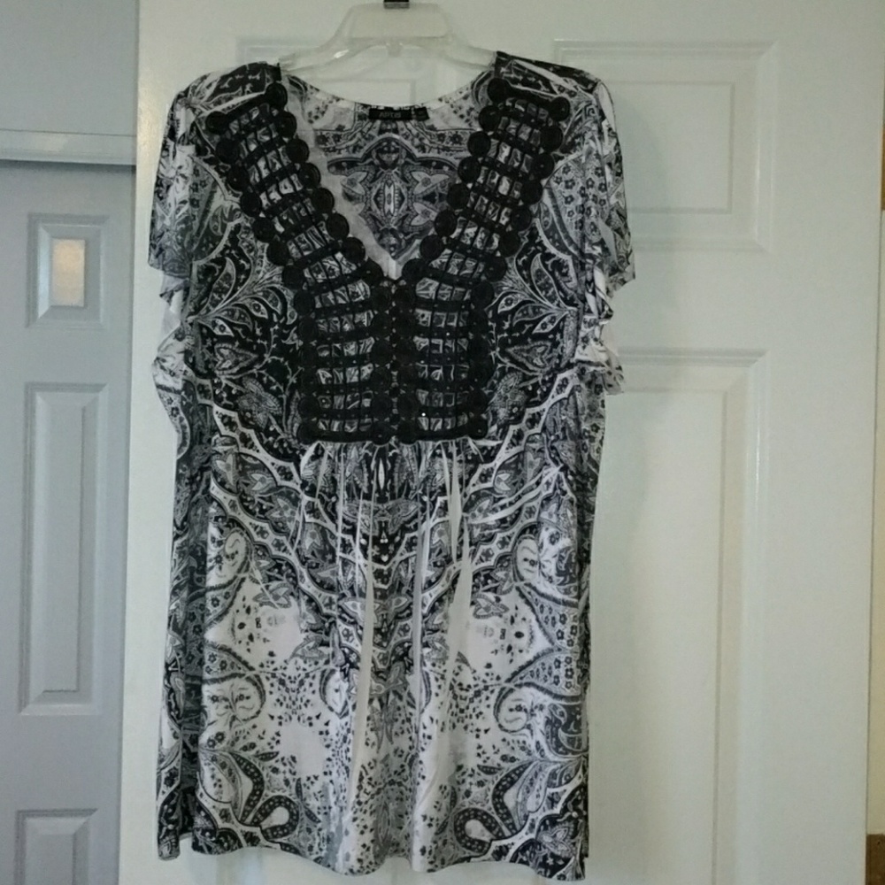 Apt 9 black and white blouse